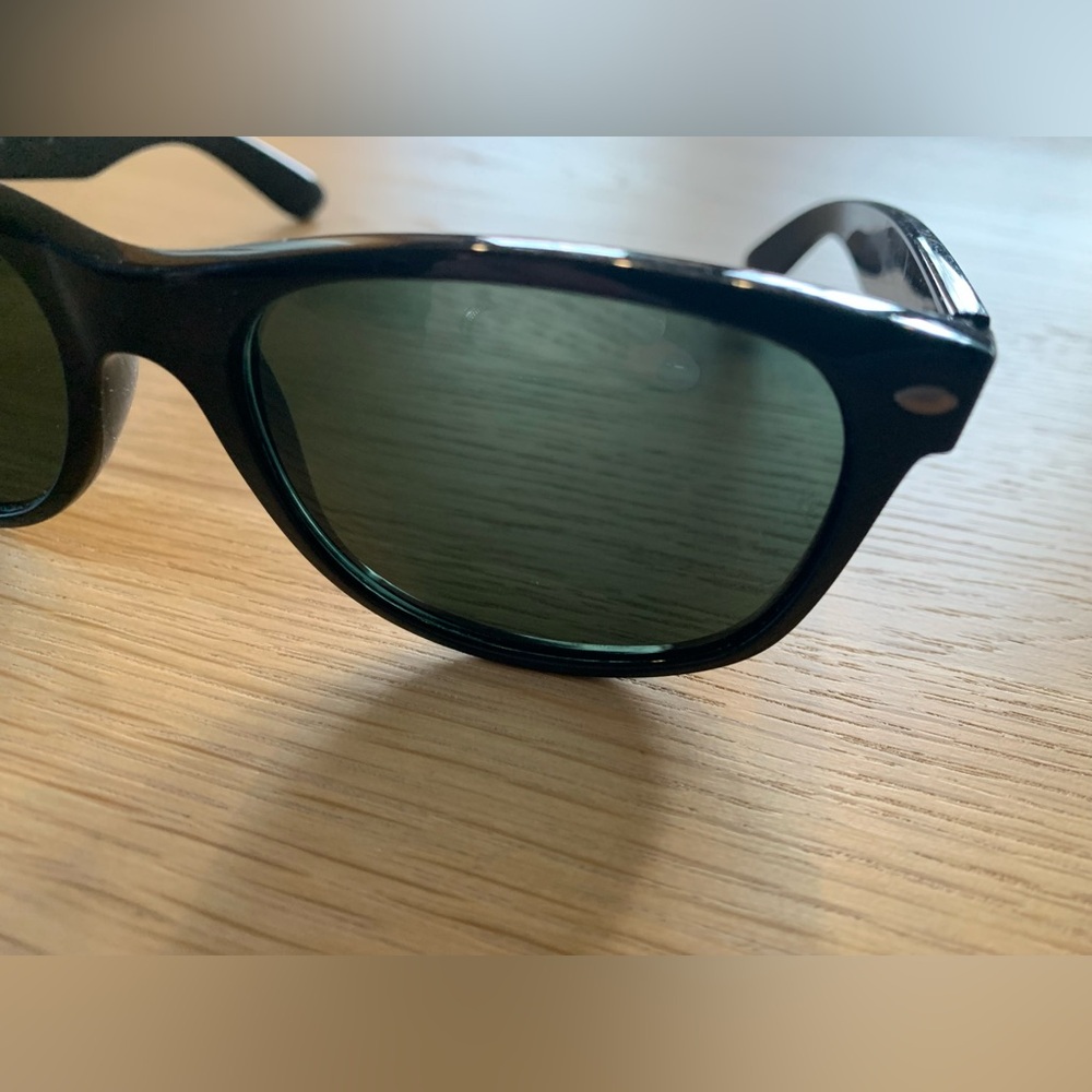Ray-Ban Black Wayfarer Sunglasses - Picture 3 of 7